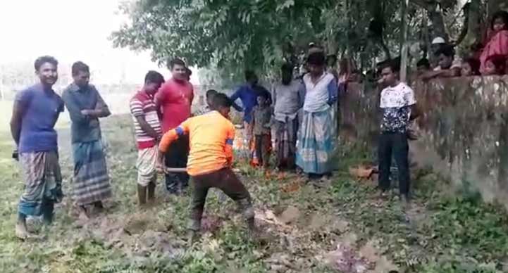 ময়মনসিংহে কবর থেকে ছেলের লাশ ওঠানোর সময় মায়ের আহাজারিতে কাঁদল সবাই