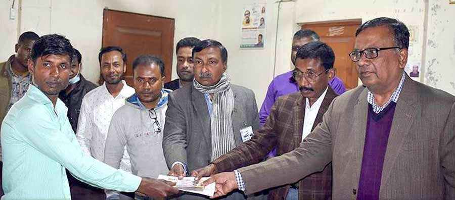 প্রধানমন্ত্রীর জন্য চেয়ার তৈরি করে পুরস্কার পেলেন মমিনুল