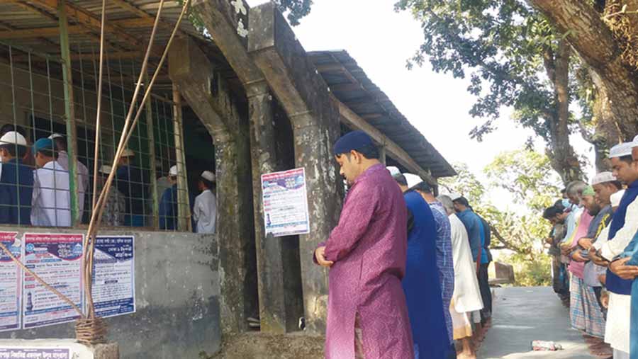 পূর্বধলায় মসজিদের বারান্দায় শহীদ মিনার