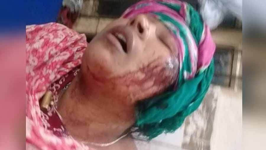 স্বামীকে বেঁধে রেখে স্ত্রীকে মারধরের অভিযোগ