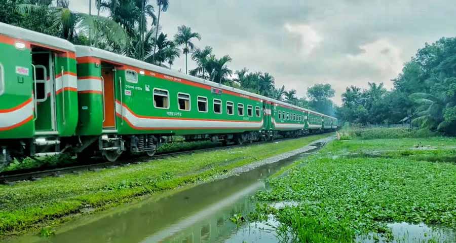 অবৈধ ক্রসিংয়ে ট্রাক্টরকে ট্রেনের ধাক্কা, অল্পের জন্য রক্ষা