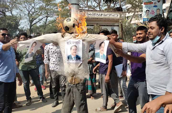 পাকুন্দিয়ায় স্বাস্থ্যসেবা বিভাগের সচিবের কুশপুতুল দাহ