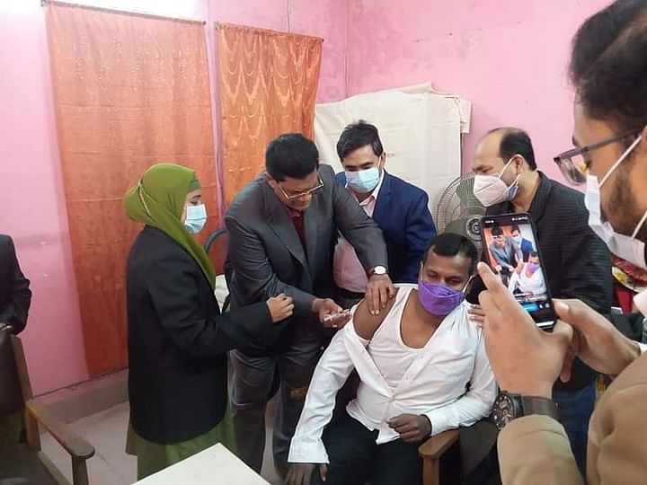 নার্সের বদলে টিকা দিলেন উপজেলা চেয়ারম্যান