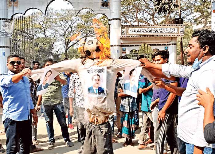 স্বাস্থ্যসচিবের পরিবারের মামলা নিচ্ছে না পুলিশ, চলছে হুমকি