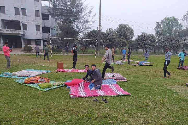 হোস্টেল বন্ধ, কিশোরগঞ্জ পলিটেকনিকের শিক্ষার্থীরা রাত কাটালেন মাঠে