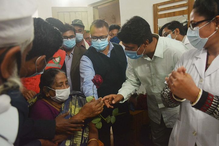 অষ্টগ্রামে আগে লাল গোলাপ, পরে টিকা