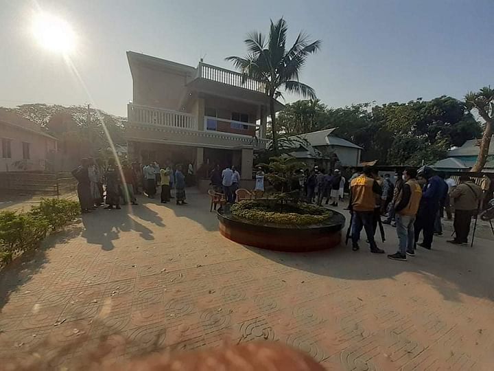 স্বাস্থ্যসচিবের গ্রামের বাড়িতে হামলা, এসি ল্যান্ডকে লাঞ্ছিত