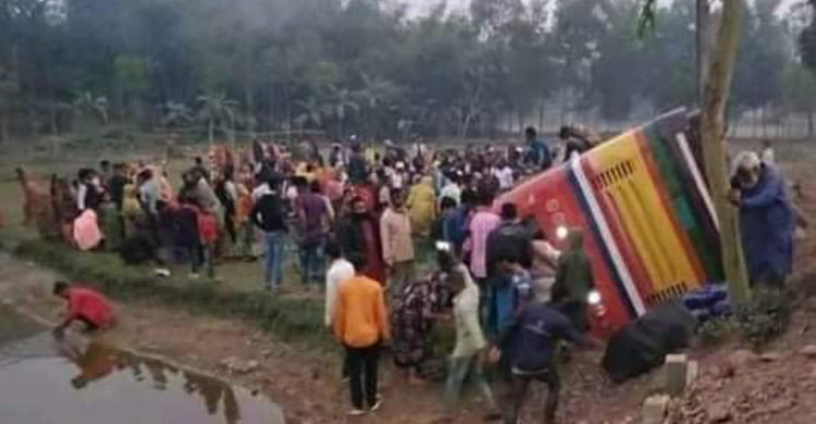 হালুয়াঘাটে চাকা ফেটে পিকনিক বাস পুকুরে