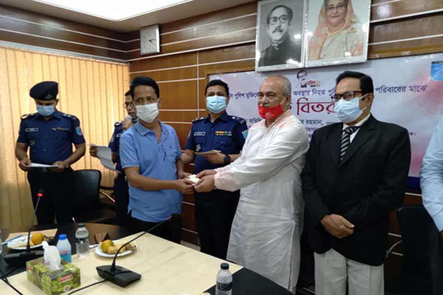 কিশোরগঞ্জে শহীদ ও নিহত পুলিশ সদস্যদের পরিবারকে অনুদান