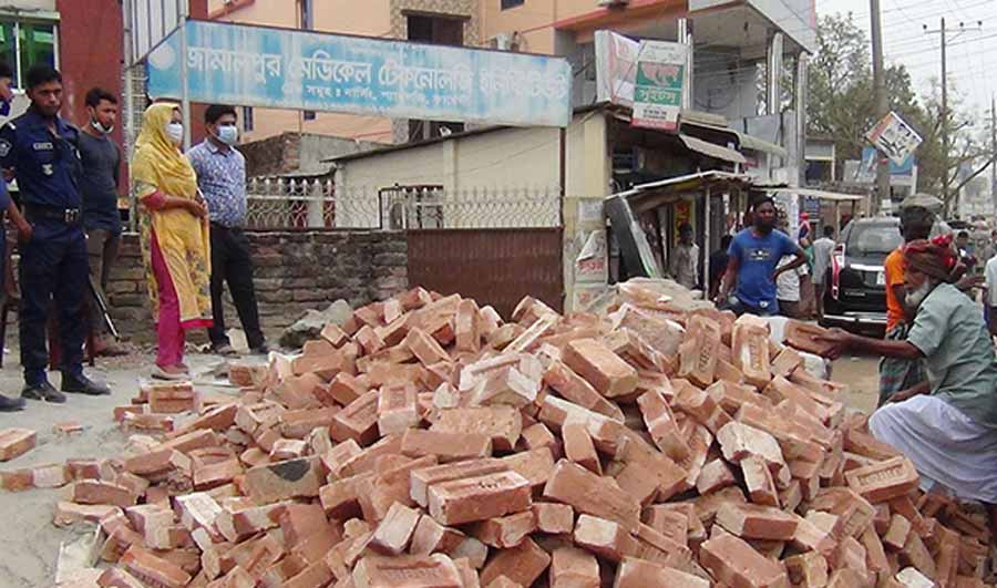 জামালপুরে সড়কে ভ্রাম্যমাণ আদালতের অভিযান