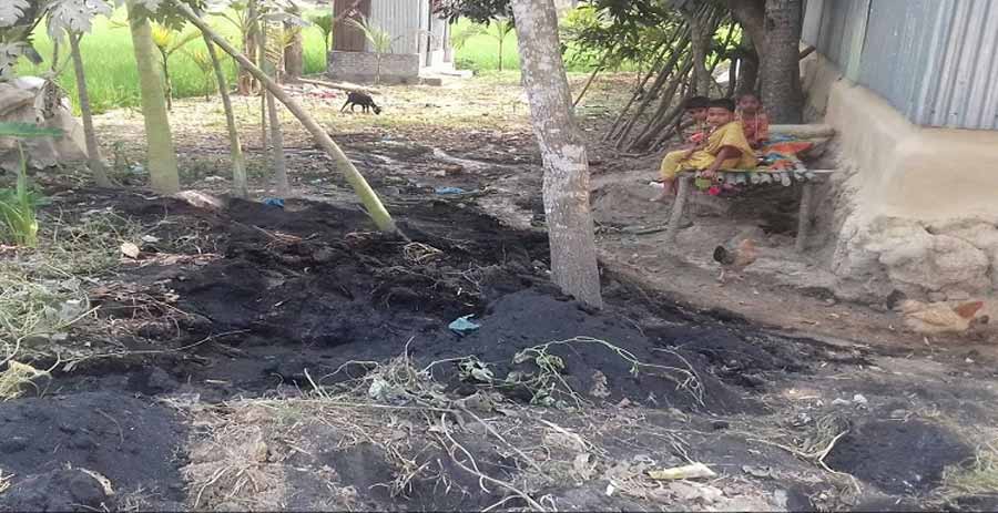 রাইস মিলের ফেলে রাখা ছাইয়ে পুড়ে প্রাণ গেল শিশুর