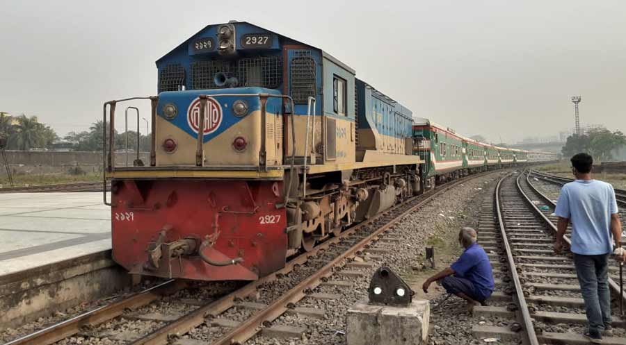ট্রেনে অর্ধেক টিকিট বিক্রির নির্দেশনা জারি