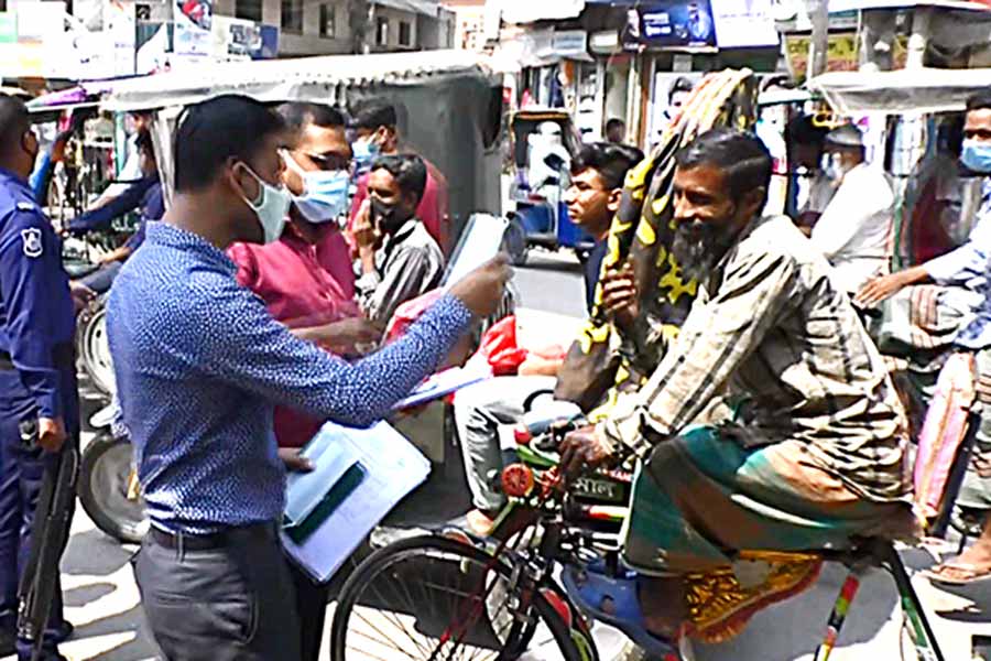 ময়মনসিংহে করোনা সচেতনতায় ভ্রাম্যমাণ আদালতের জরিমানা