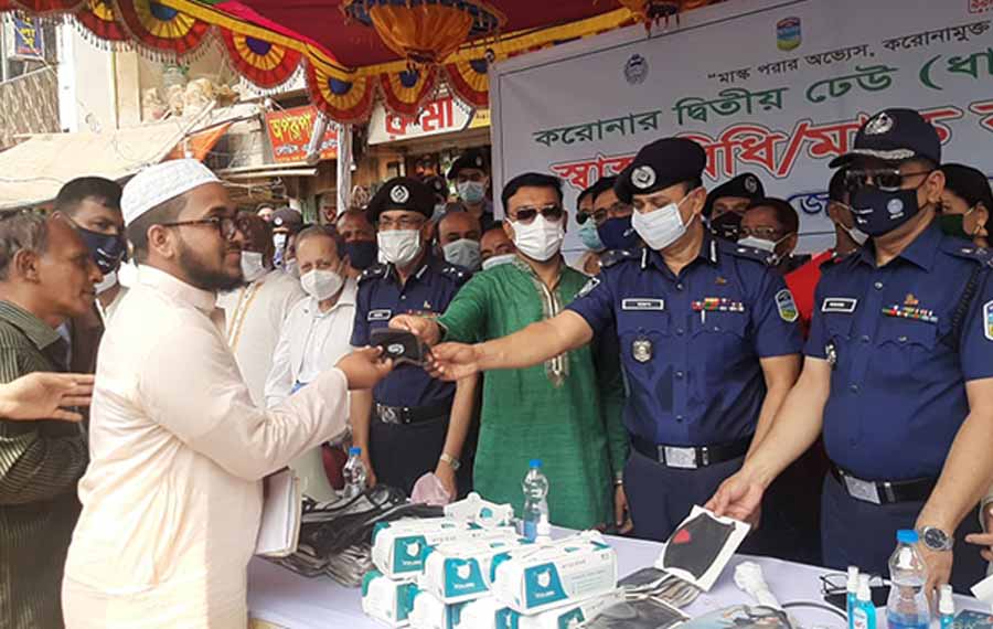 ময়মনসিংহে জেলা পুলিশের মাস্ক ক্যাম্পেইন