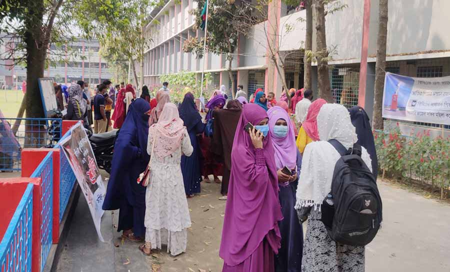 জামালপুরেও ‘১০ হাজার টাকার গুজব’! স্কুল-কলেজে ভিড়