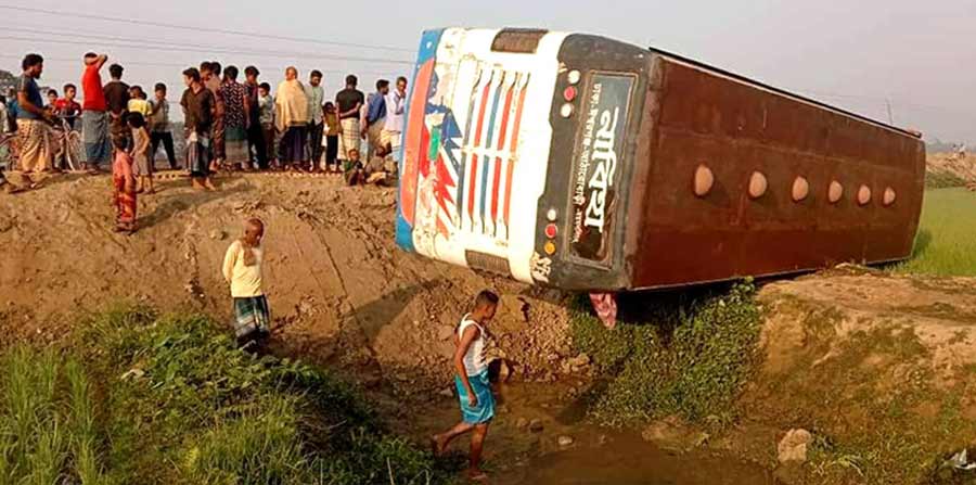 ঈশ্বরগঞ্জে চালকের আসনে হেলপার! বাস উল্টে অন্তঃসত্ত্বাসহ আহত ১০ যাত্রী