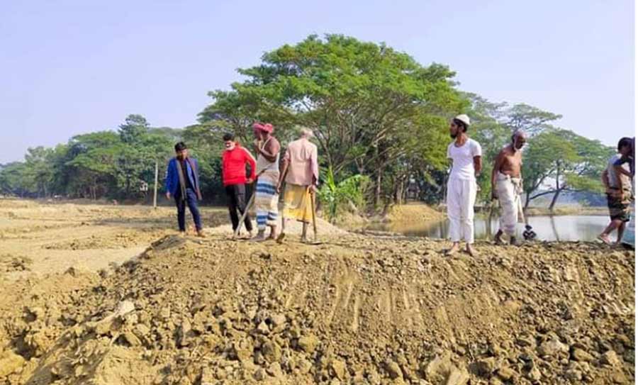 গফরগাঁওয়ে হালট উদ্ধার করে রাস্তা নির্মাণ