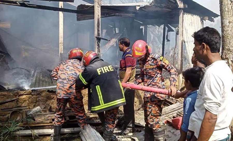 জামালপুরে অগ্নিকাণ্ডে আশ্রয়ণ প্রকল্পের ১০ ঘর পুড়ে ছাই