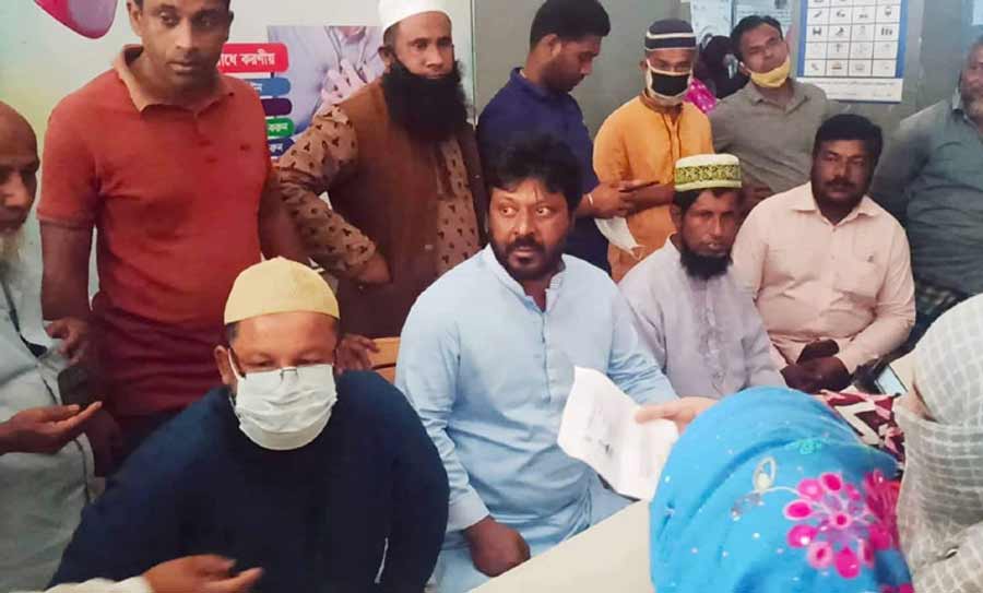 গফরগাঁওয়ে টিকা নিতে জনগণকে উৎসাহ দিচ্ছেন ইউপি চেয়ারম্যান