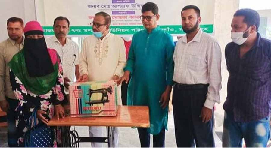 প্রশিক্ষিত ২০ নারী পেলেন সেলাই মেশিন