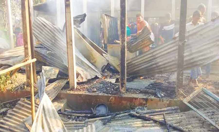 আগুনে পুড়ল শারীরিক প্রতিবন্ধী ইউপি সদস্যের বাড়ি