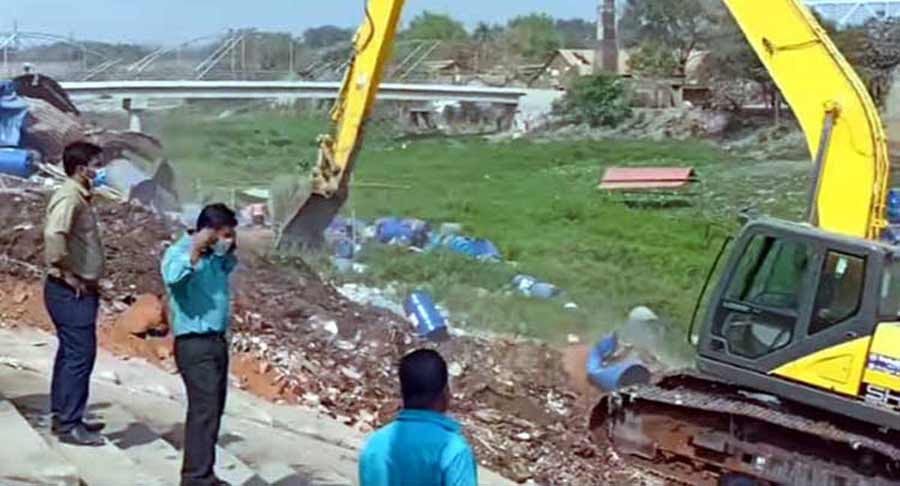 ভৈরবে নদীর তীরে বিআইডব্লিউটিএ’র অভিযানে অর্ধশত দোকানঘর উচ্ছেদ