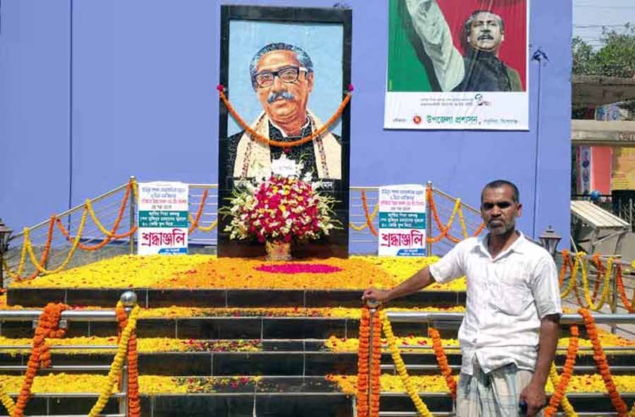 কিশোরগঞ্জে বঙ্গবন্ধুর ম্যুরাল সাজালেন রিকশাচালক