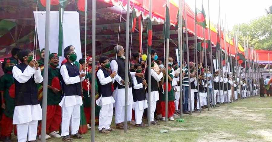 নেত্রকোনায় জাতীয় পতাকা উত্তোলন করল শত শিশু