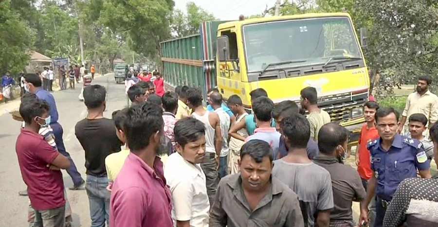 হালুয়াঘাটে ট্রাকচাপায় এক মোটরসাইকেল আরোহী নিহত