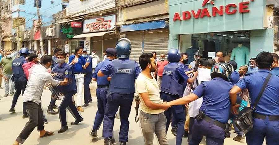 পুলিশের সঙ্গে বিএনপি কর্মীদের ধস্তাধস্তি, মিছিল পণ্ড