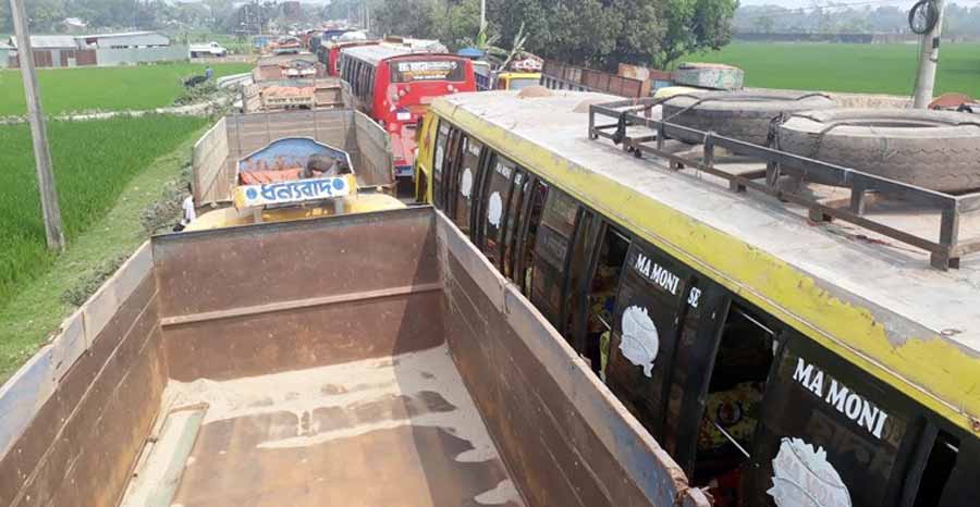 সাংসদের গাড়িচালকের সঙ্গে দ্বন্দ্ব : মহাসড়ক অবরোধ