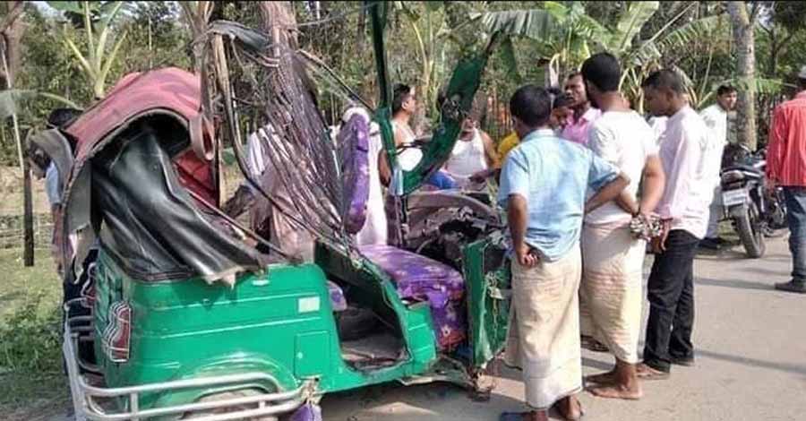 সিএনজিকে ট্রাক্টরের চাপা, প্রাণ গেল ২ জনের