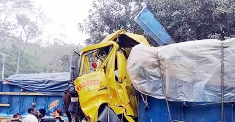 পূর্বধলায় ২ ট্রাকের সংঘর্ষে চালক নিহত