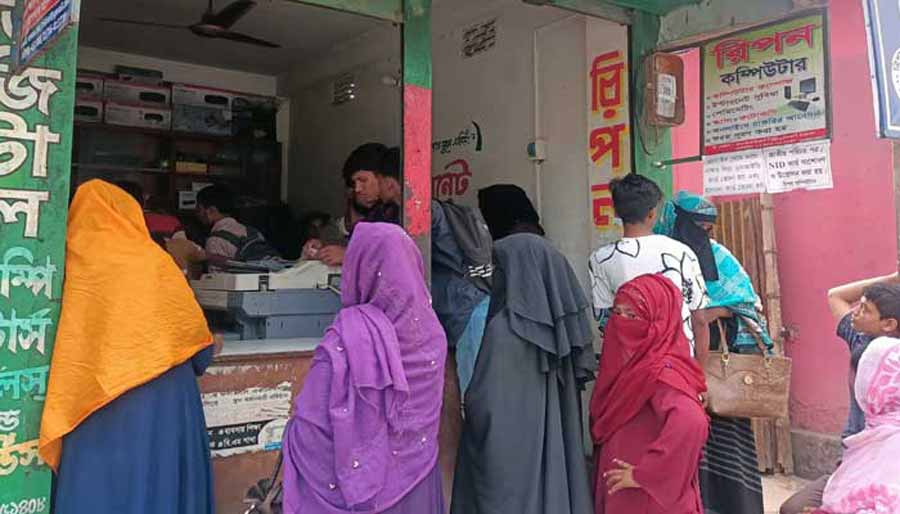 ত্রিশালে করোনায় অনুদানের গুজব, চলছে বাণিজ্য