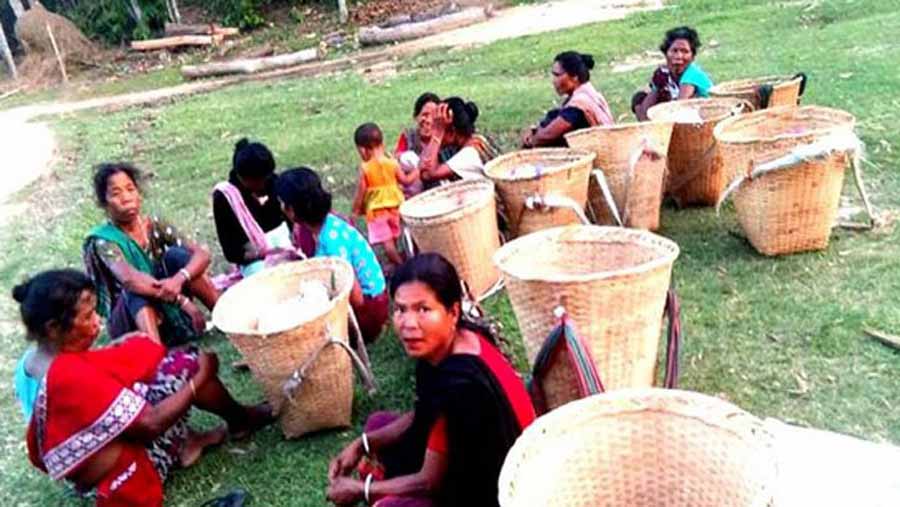 দুর্গাপুরে সীমান্তবর্তী আদিবাসীরা বর্ডার হাট চান