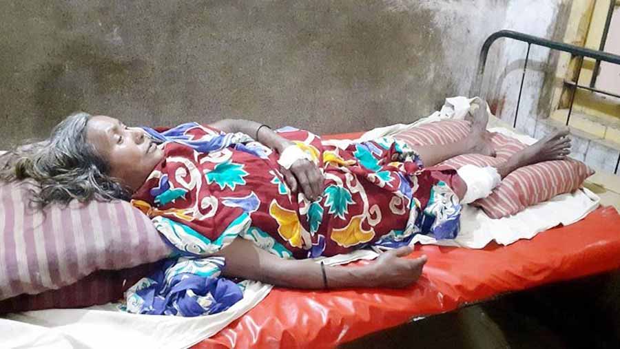 নেত্রকোনায় বসতবাড়ি লিখে না দেওয়ায় মায়ের পা ভাঙল ছেলেরা