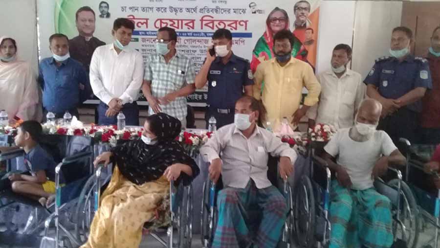 গফরগাঁওয়ে প্রতিবন্ধীদের হুইলচেয়ার দিলেন ইউপি চেয়ারম্যান