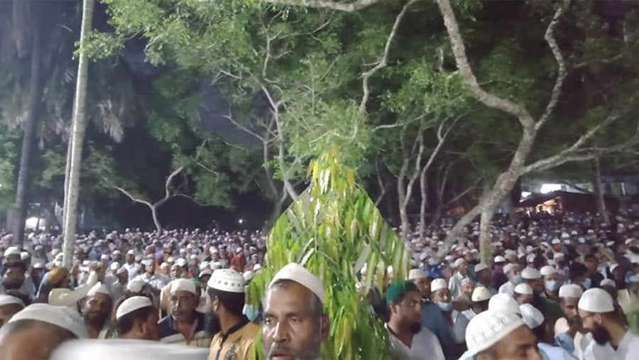 সাবেক প্রতিমন্ত্রী মুফতি ওয়াক্কাসের জানাজায় মানুষের ঢল