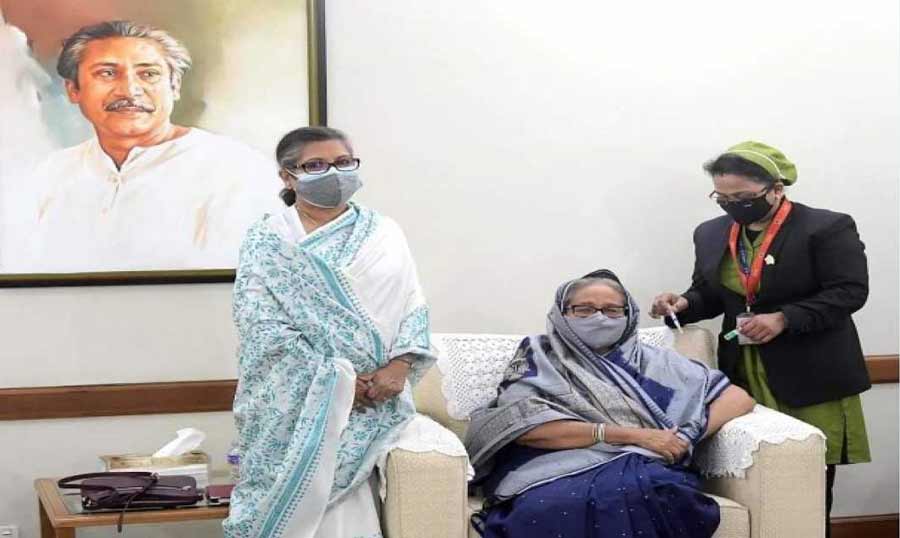 প্রধানমন্ত্রী শেখ হাসিনা করোনার টিকা নিলেন