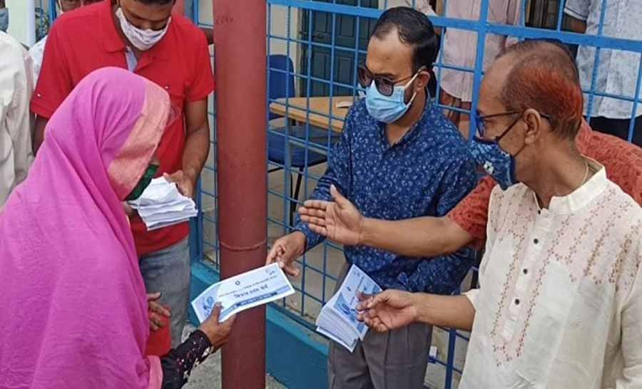 নেত্রকোনায় প্রধানমন্ত্রীর উপহার নগদ অর্থ প্রদান