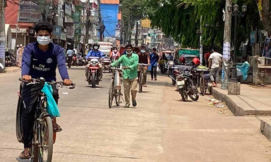 লকডাউনের তৃতীয় দিনে নেত্রকোনায় ঢিলেঢালা ভাব