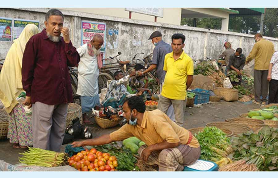 নেত্রকোনায় সবজির বাজারগুলোতে নেই করোনা সচেতনতা