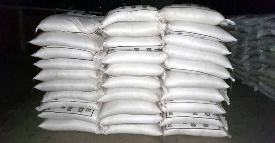 নিরাপত্তা প্রহরীকে নিয়ে চাল ‘চুরি’ করেন সরকারি কর্মকর্তা!