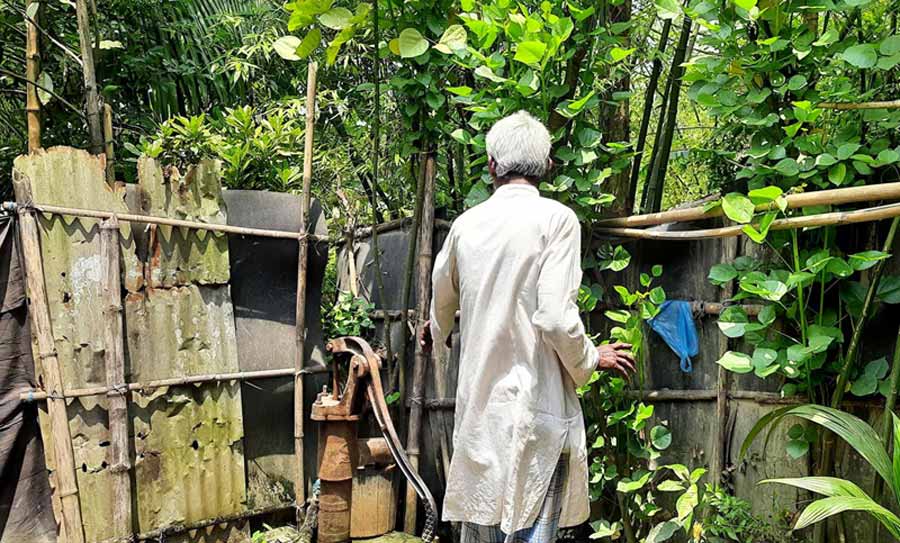 উঁকি দিয়ে নারীদের গোসল দেখা-ভিডিও করা তার নেশা!