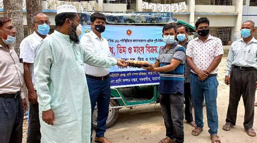 গফরগাঁওয়ে ভ্রাম্যমাণ দুধ, ডিম, মাংস বিক্রয় কেন্দ্র উদ্বোধন