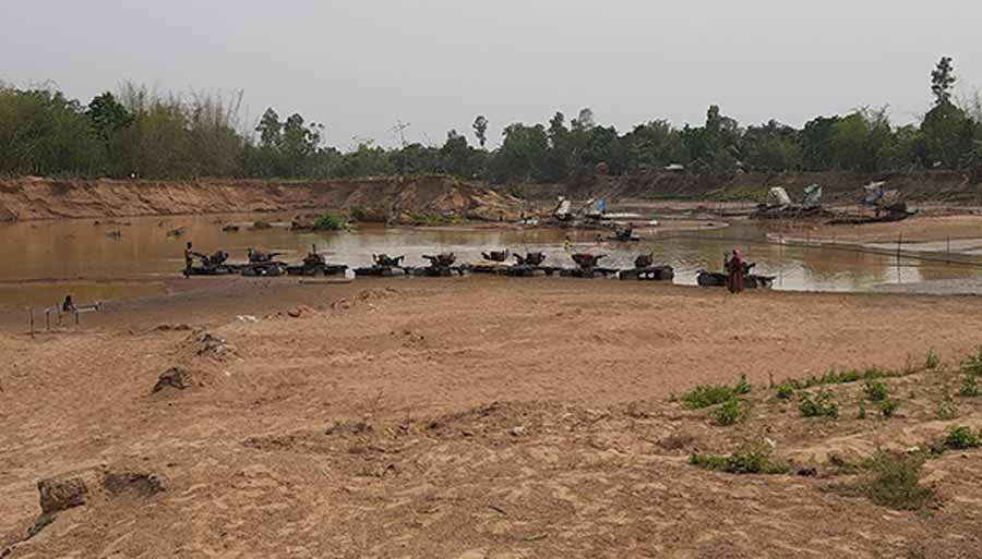 নালিতাবাড়ীতে অবৈধ বালু উত্তোলনে প্রশাসনের অভিযান