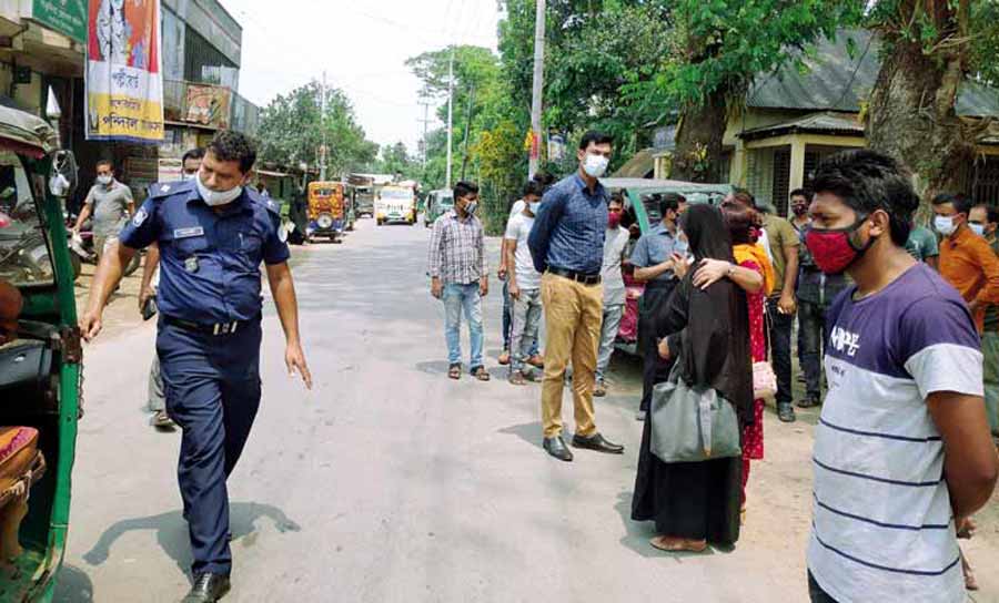 পাকুন্দিয়ায় তিন হোটেল মালিকসহ ১৬ জনকে জরিমানা