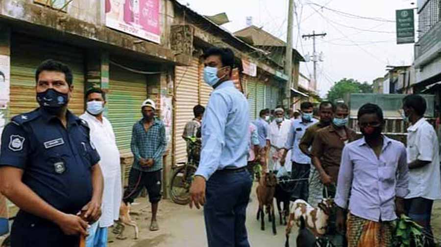 পাকুন্দিয়ায় ১৭ জনের জরিমানা, গরুর হাট বসানোর চেষ্টা ভণ্ডুল