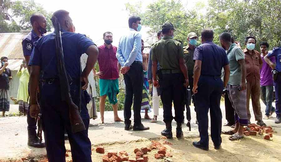 পাকুন্দিয়ায় বালু নিয়ে ধাওয়া-পাল্টা ধাওয়া