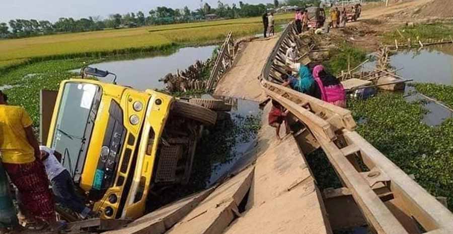 ভেঙে গেল বিকল্প সেতুটিও, ঝুঁকি নিয়ে রাস্তা পারাপার
